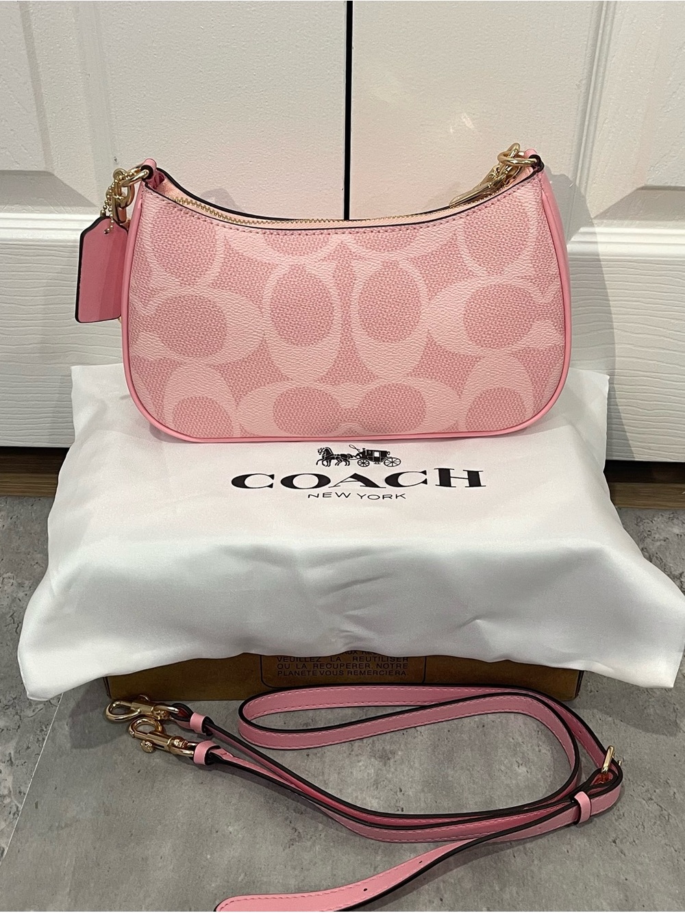 Coach Pink Signature Jacquard Swing Zip Shoulder Bag Crossbody NWT - Picture 2 of 6
